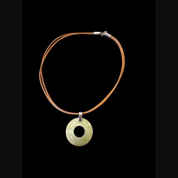 Silpada 925 Sterling Two Strand Cord Etched Mother Of Pearl Circle Pendant 16.25 - Picture 2 of 6